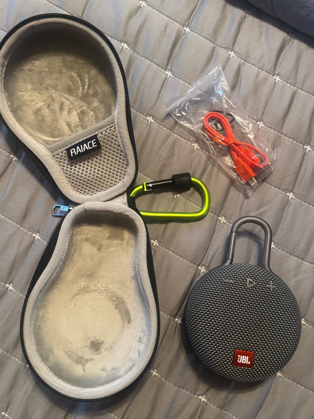 JBL Clip 3 Portable Waterproof Bluetooth Speaker Gray with Case and charger